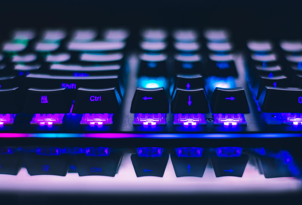 Teclado mecanico RGB gaming setup escritorio