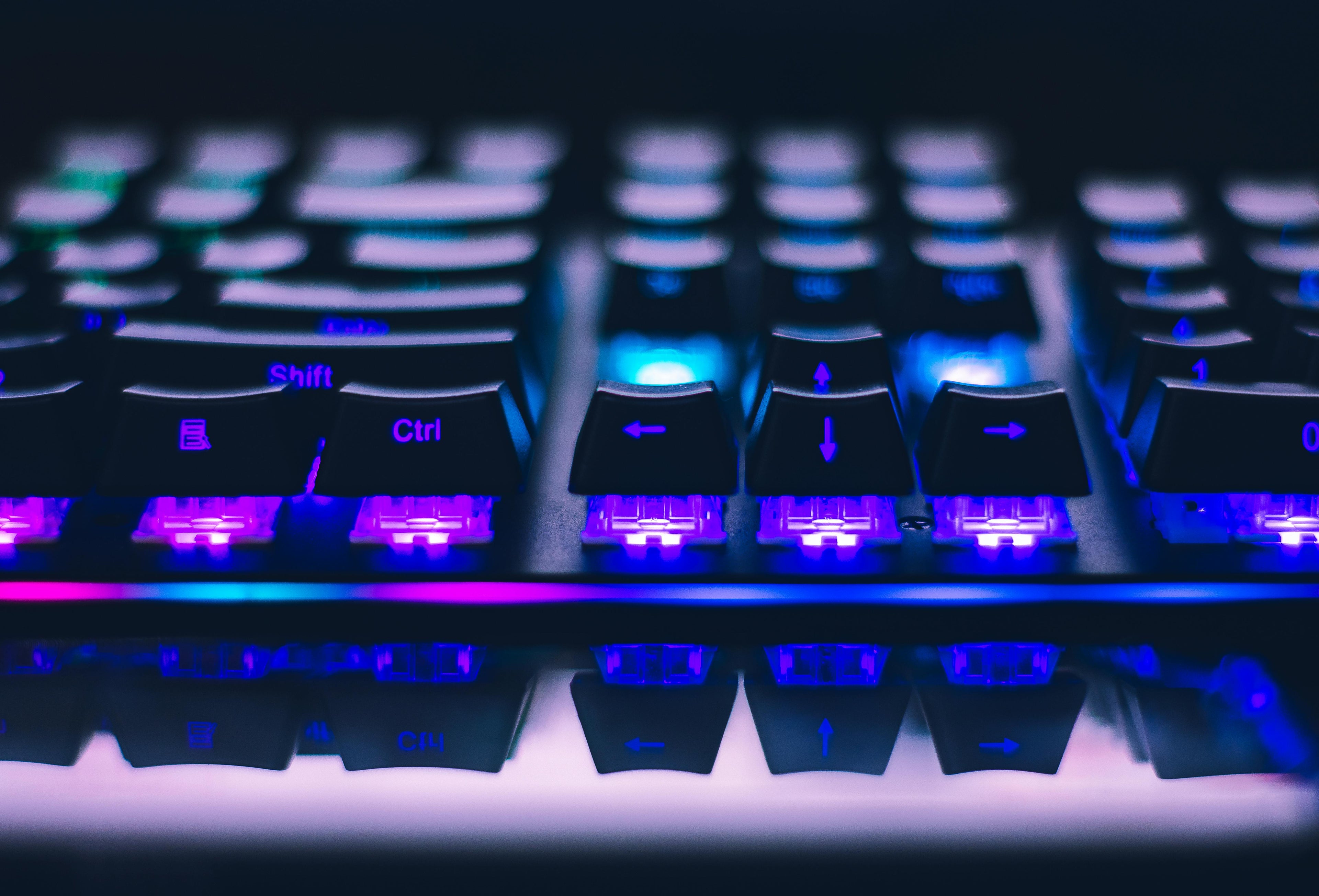 Teclado mecanico RGB gaming setup escritorio